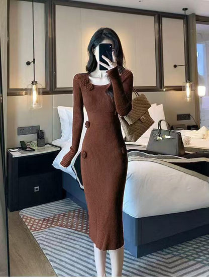 Robe maxi en tricot pour femmes avec des boutons décoratifs et une silhouette cintrée Chic und Stil