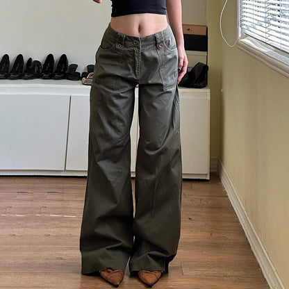 Loose cargo pants for women with practical pockets and tailored fit Chic and Style