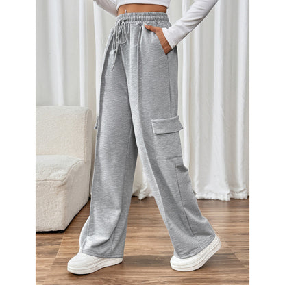 Wide cargo pants for women with elastic waist and practical side pockets Chic and Style