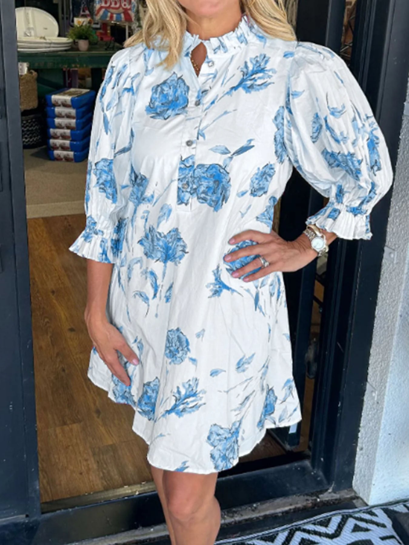 Robe chemise pour femmes avec des accents floraux et des détails de volants Chic und Stil