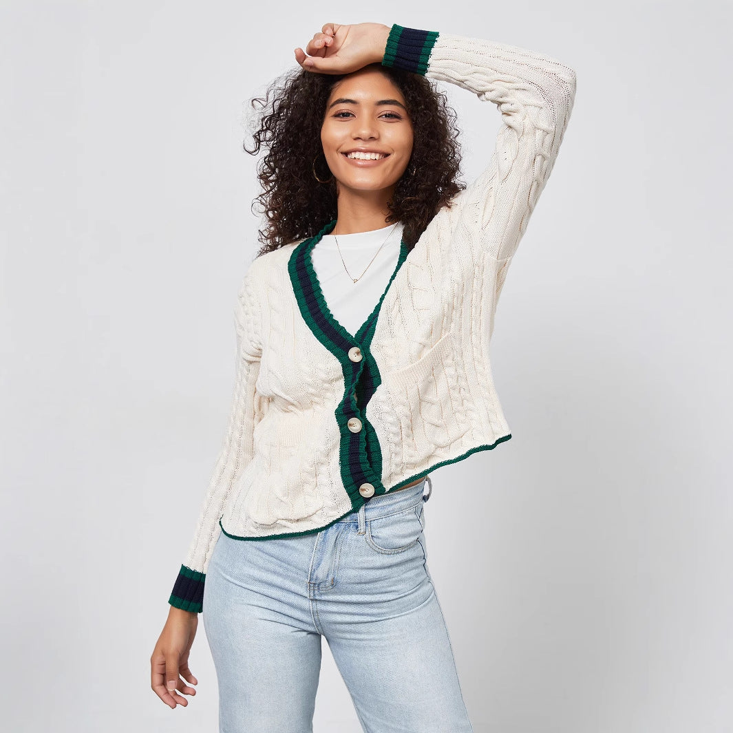 Cardigan en gros tricot pour femmes avec patte de boutonnage décorative et ourlet assorti.