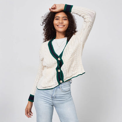 Cardigan en gros tricot pour femmes avec patte de boutonnage décorative et ourlet assorti.