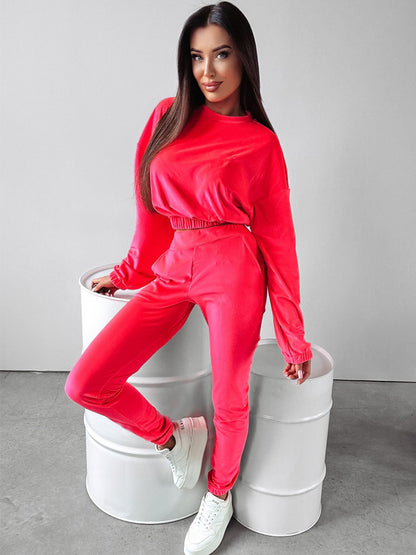 Sporty loungewear set for ladies with cropped top and comfortable pants Chic und Stil