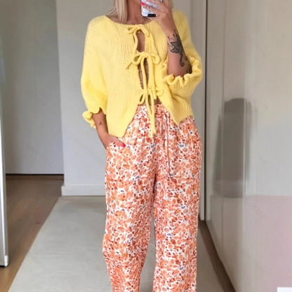 Dame Grosse maille cardigan avec des détails noués de manière ludique Chic und Stil