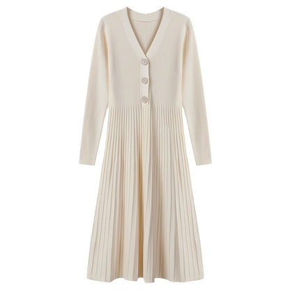 Robe tricot pour femmes avec décolleté en V et détails de boutons décoratifs Chic und Stil
