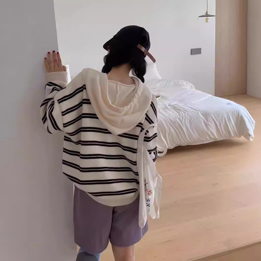 Pull en stripe décontracté pour femme avec patte de boutonnage et capuche Chic und Stil