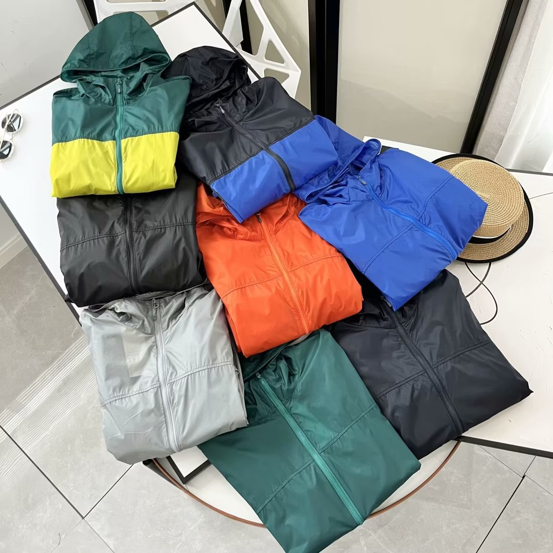 Veste de sport légère pour femmes avec capuche Chic & Stil