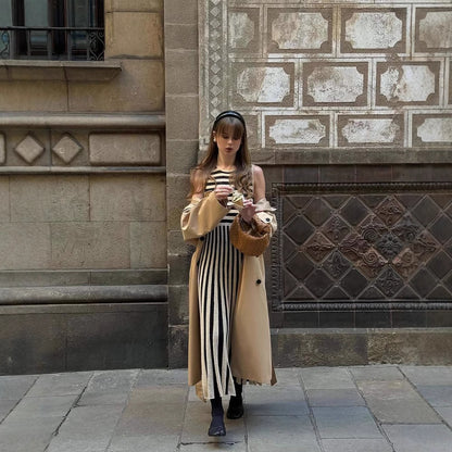 Robe maxi pour femmes avec motif à rayures asymétriques et élégante bordure à volants Chic und Stil