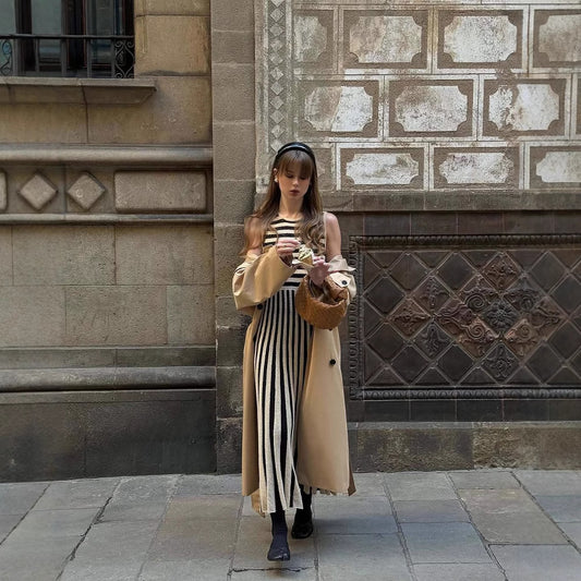 Robe maxi pour femmes avec motif à rayures asymétriques et élégante bordure à volants Chic und Stil