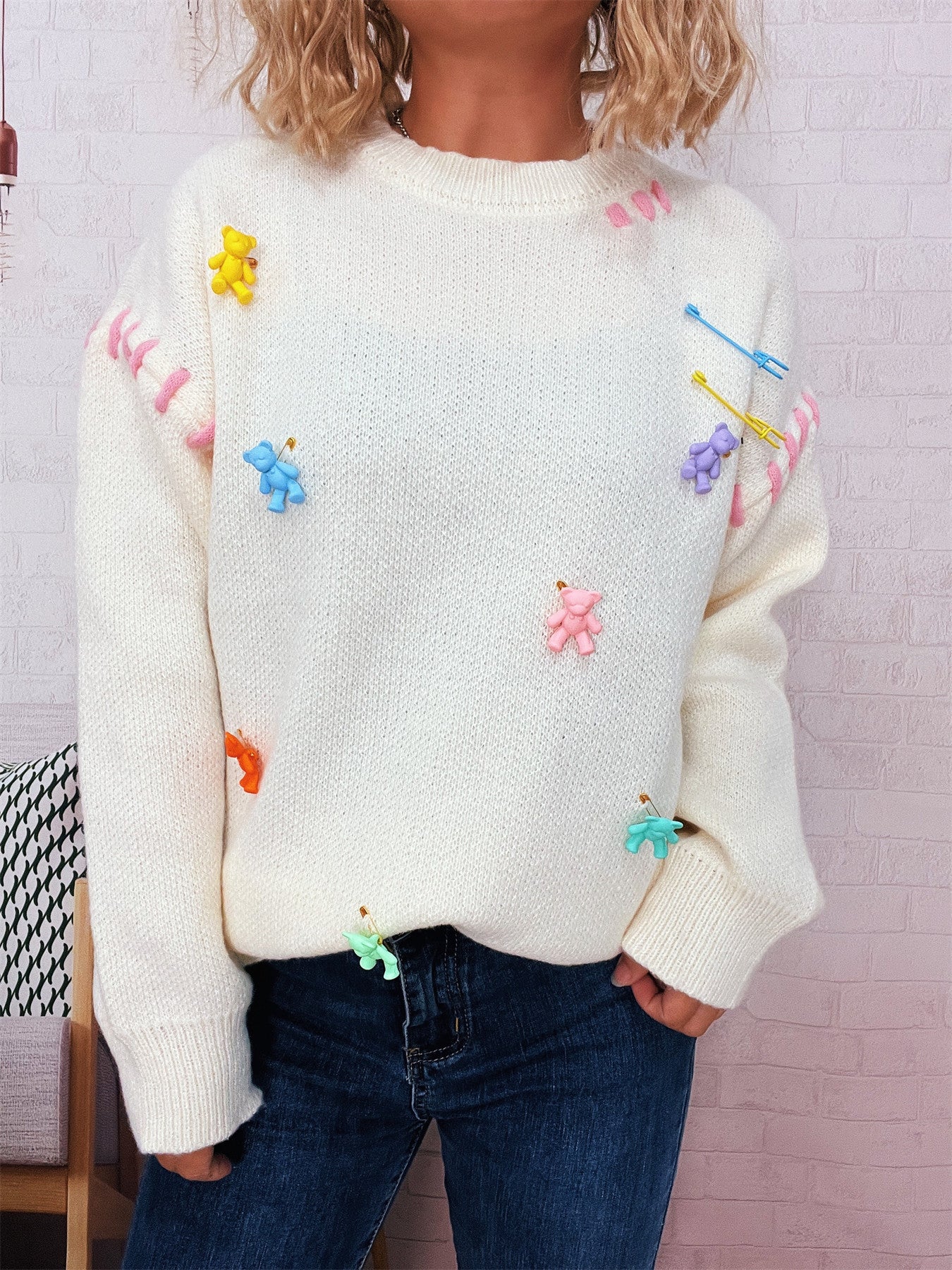 Pull femme avec motif de ours ludique et appliqués décoratifs Chic und Stil