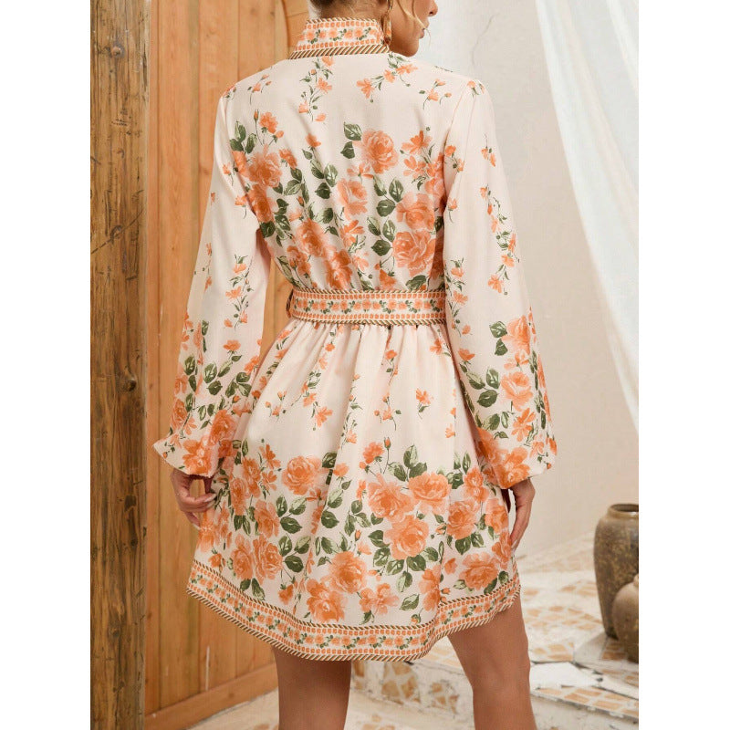 Robe femme avec détails floraux et ceinture à la taille Chic und Stil