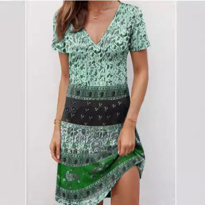 Robe courte à manches courtes pour femmes avec décolleté en V à la mode et motif créatif Chic und Stil