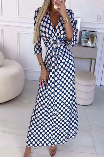 Robe maxi pour femmes avec un motif à pois moderne et une élégante apparence croisée Chic und Stil