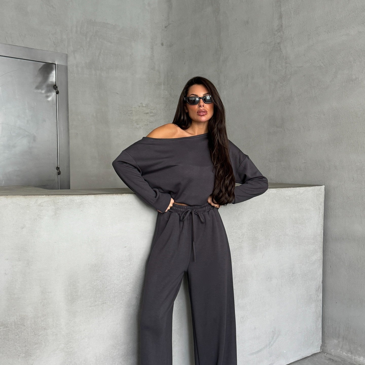 Combinaison décontractée pour femmes avec des jambes larges et un design off-shoulder Chic und Stil