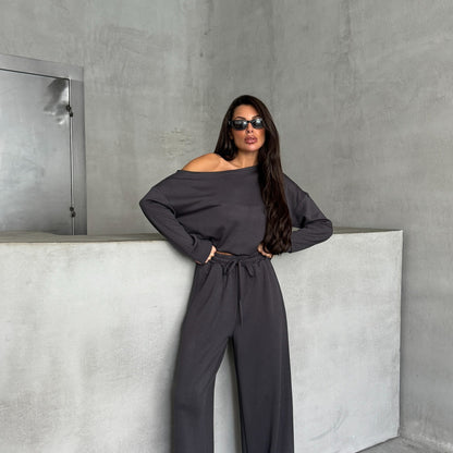 Combinaison décontractée pour femmes avec des jambes larges et un design off-shoulder Chic und Stil