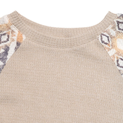 Pull en tricot pour femmes avec des manches raglan modernes et un motif floral Chic und Stil