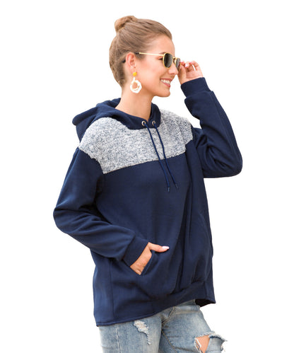 Pull à capuche pour femmes avec un design contrastant stylé et un ourlet élastique Chic und Stil