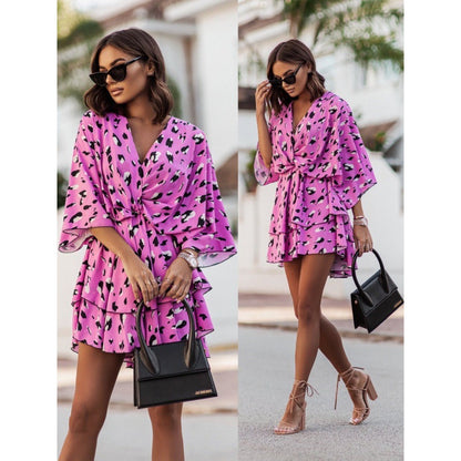 Robe mini froncée flirty pour femmes avec détail enveloppant Chic und Stil