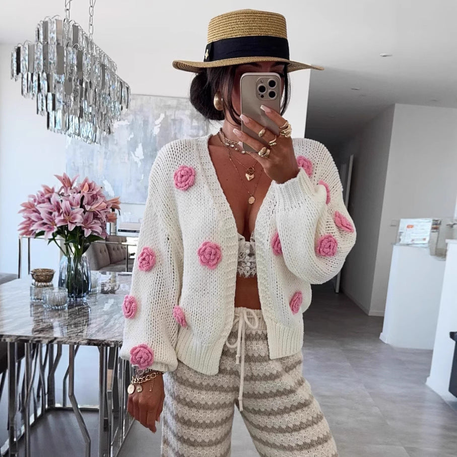 Dames confortable cardigan en tricot avec des applications de fleurs ludiques Chic und Stil