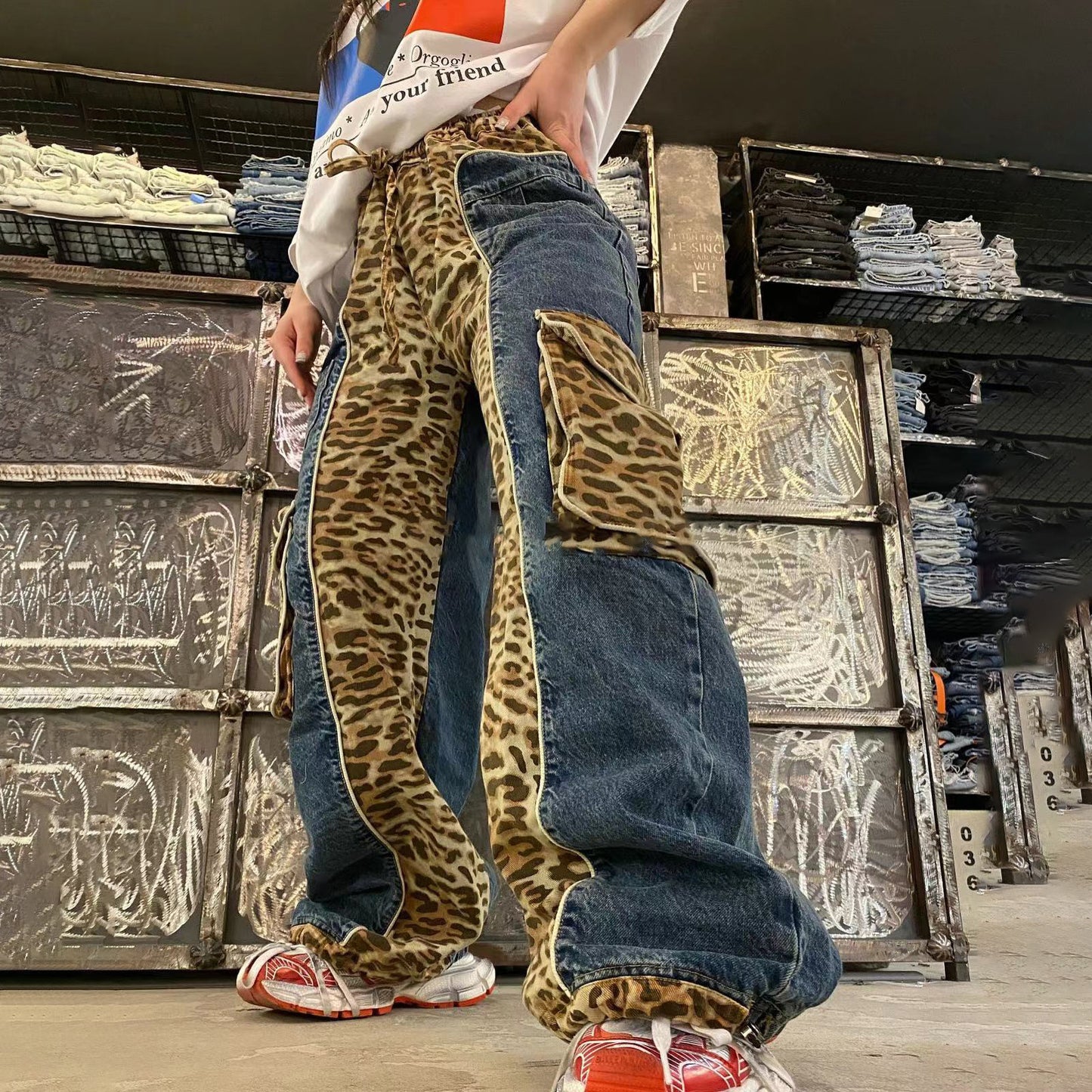 Dames cargo jeans en imprimé animal tendance avec coupe pratique Chic und Stil