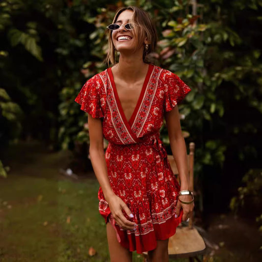 Robe portefeuille pour femmes avec design floral et détails volants Chic und Stil