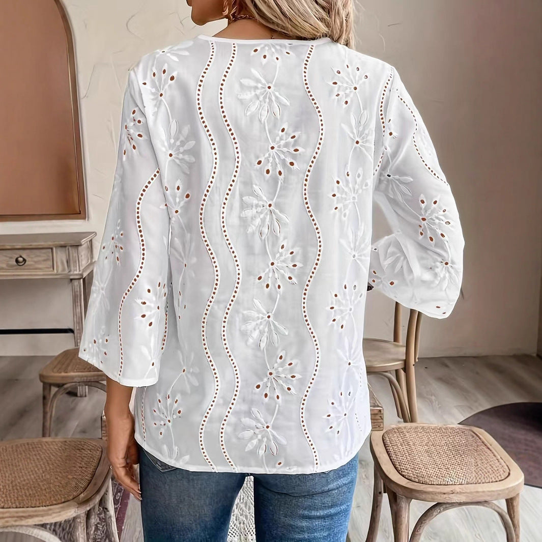 Blouse brodée pour femmes avec un élégant décolleté en V et des manches 3/4 Chic und Stil