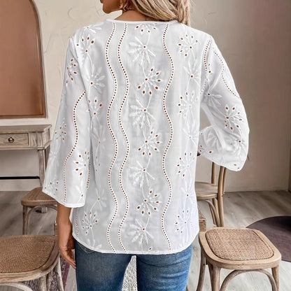 Blouse brodée pour femmes avec un élégant décolleté en V et des manches 3/4 Chic und Stil