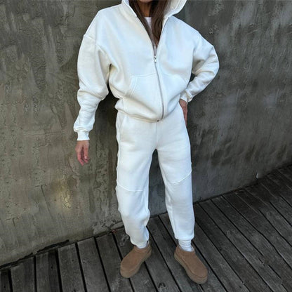 Sporty women's jogger set with hoodie and soft interior Chic und Stil