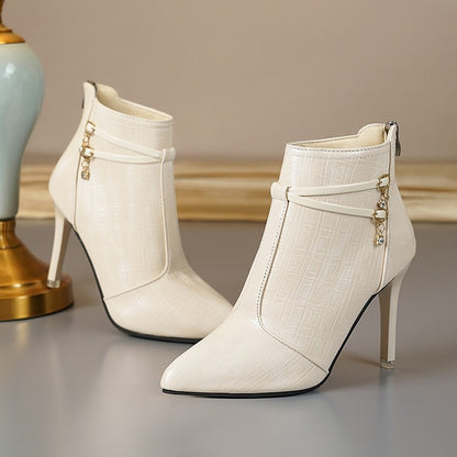 Bottes élégantes pour dames avec un joli détail en chaîne et un élégant haut Chic und Stil