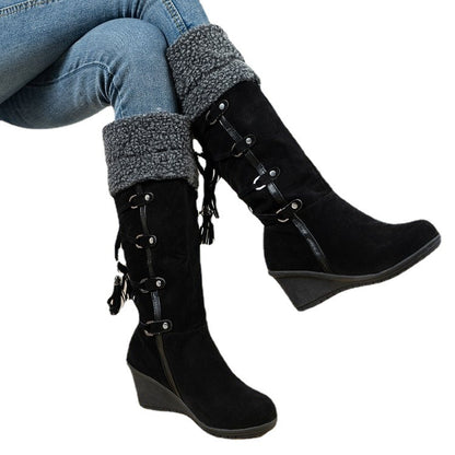 Bottes compensées pour femmes avec intérieur matelassé et design de laçage tendance Chic und Stil