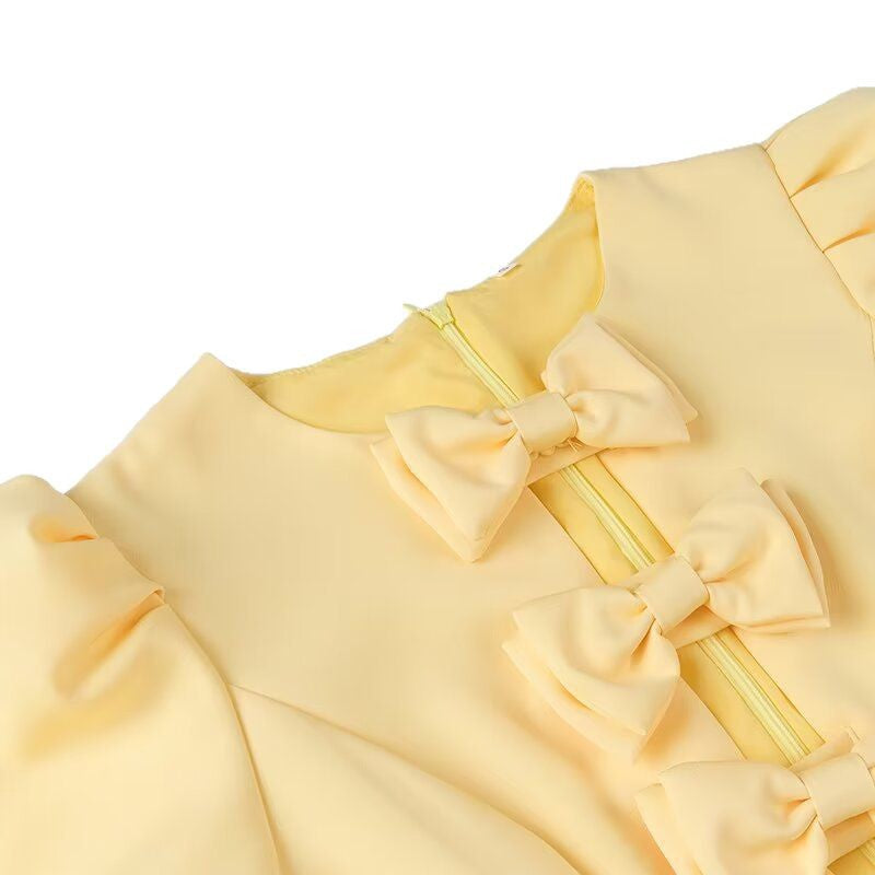 Robe pour femmes avec un design de volants amusant et des détails de nœud élégants Chic und Stil