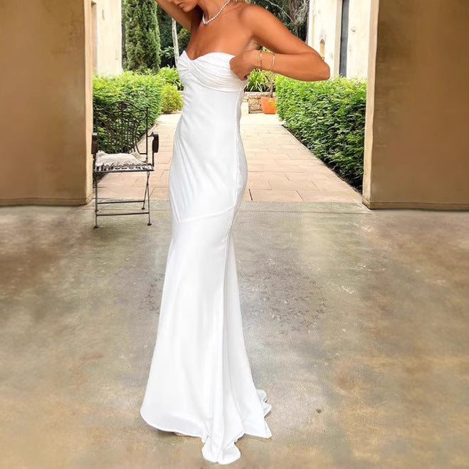 Robe de mariée élégante pour femmes avec design sans bretelles et tissu fluide Chic und Stil