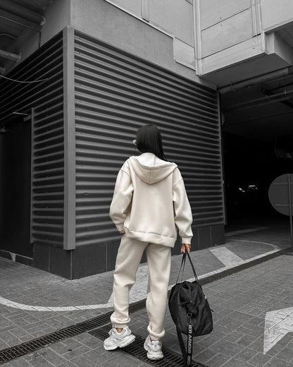 Women's sports set consisting of a hoodie and jogger pants Chic und Stil