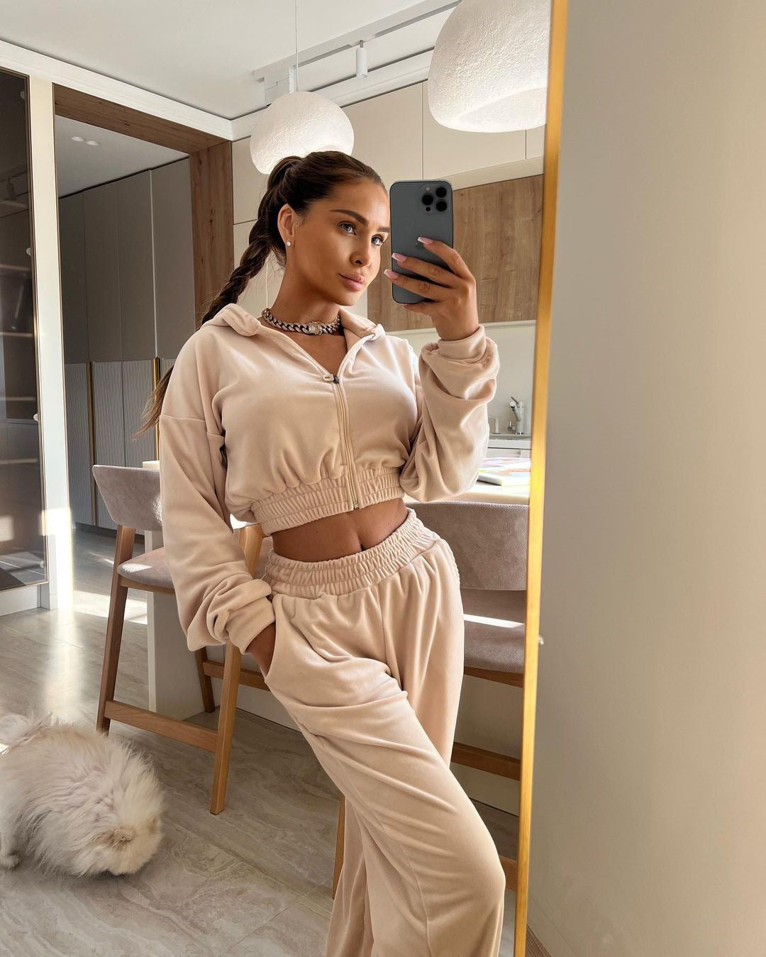 Comfortable women's set with a short hoodie and loose jogger pants Chic und Stil