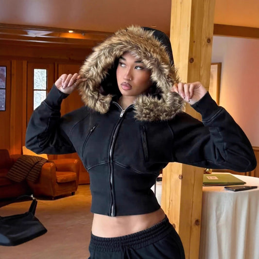 Veste à capuche pour femmes avec doublure en fausse fourrure amovible et coupe cintrée Chic und Stil