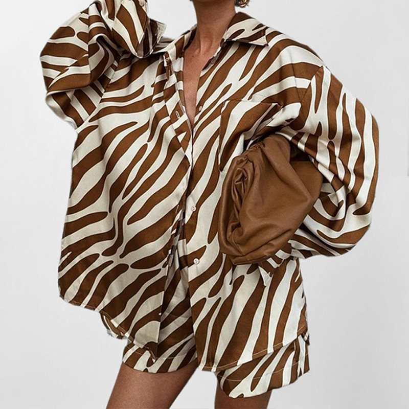 Chemise de loisir pour femmes avec un motif animal stylé et une coupe décontractée Chic und Stil