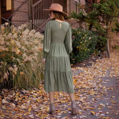 Robe midi pour femmes avec des manches ballon et un détail en volants Chic und Stil