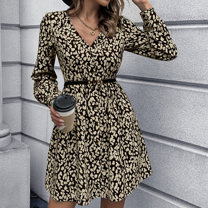 Robe portefeuille pour femmes avec décolleté en V haut et ceinture cintrée Chic und Stil