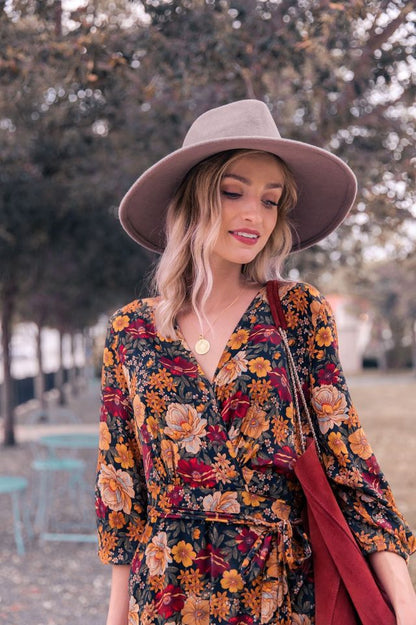 Robe portefeuille pour femmes avec design floral et manches élégantes Chic und Stil