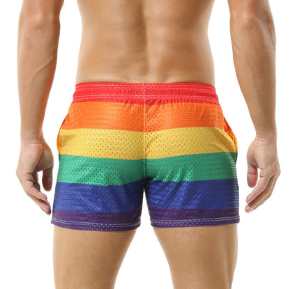 Shorts de bain pour hommes avec un matériau en maille respirant et un motif de rainbow coloré Chic und Stil