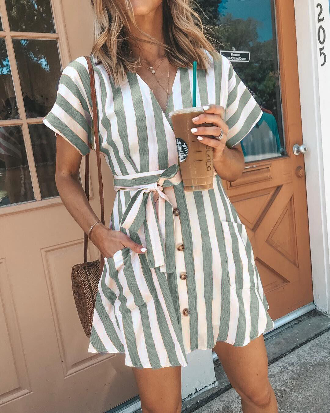 Robes portefeuille pour femmes au look rayé moderne avec boutonnière pratique et ceinture à la taille Chic und Stil