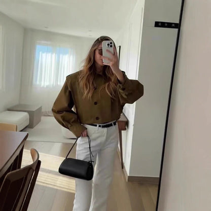 Blouse cintrée féminine à détails de boutons continus Chic und Stil