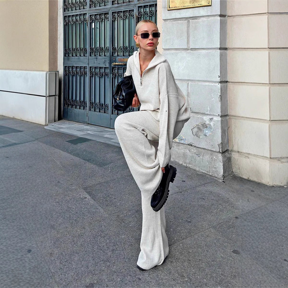 Comfortable loungewear set for ladies with oversized hoodie and wide pants Chic und Stil