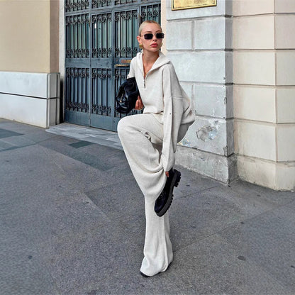 Comfortable loungewear set for ladies with oversized hoodie and wide pants Chic und Stil