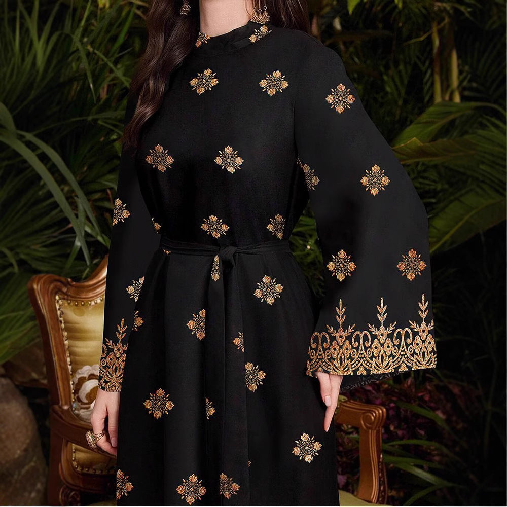 Robe de soirée festive pour femmes avec un élégant motif doré et floral Chic und Stil