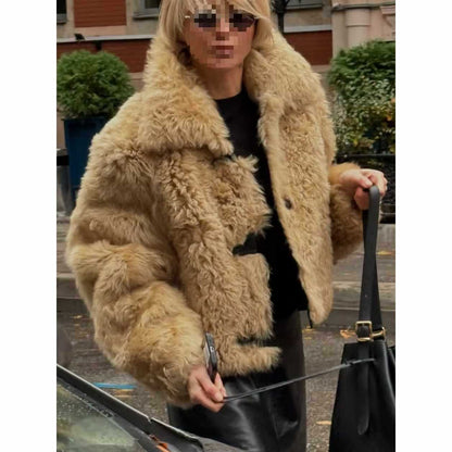 Dames fausse fourrure veste au design décontracté avec de grands boutons Chic und Stil