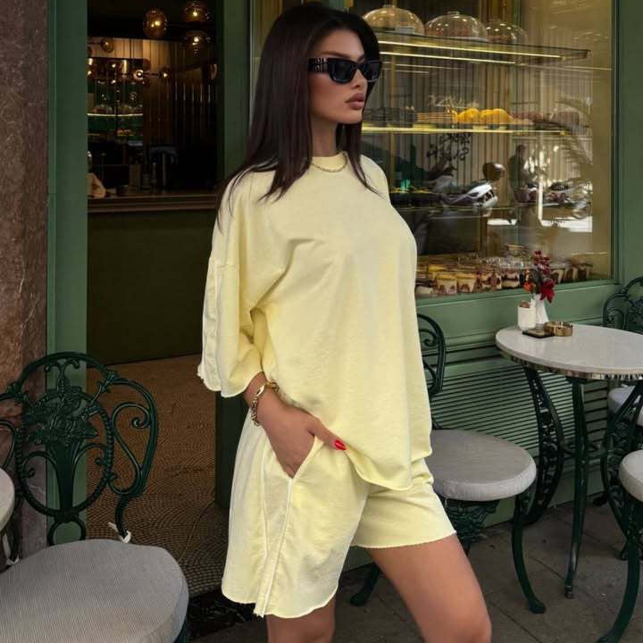 Ensemble décontracté pour femmes avec haut surdimensionné et shorts Chic und Stil