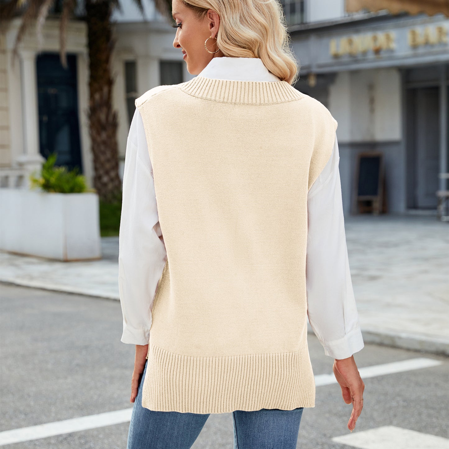 Ladies' elegant sleeveless knitted sweater with V-neck and relaxed fit Chic und Stil