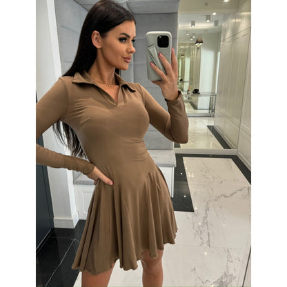 Robe femme évasée en A avec détail col polo Chic und Stil
