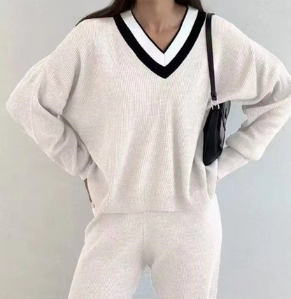 Dames pull confortable à col V avec col rayé Chic und Stil